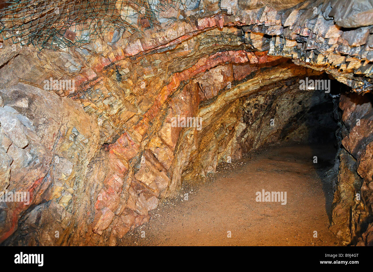 Tunnel di data mining con il minerale di ferro di formazioni di roccia, Schaubergwerk Buechenberg miniera, Elbingerode, Harz, Sassonia-Anhalt, Germania, Europa Foto Stock