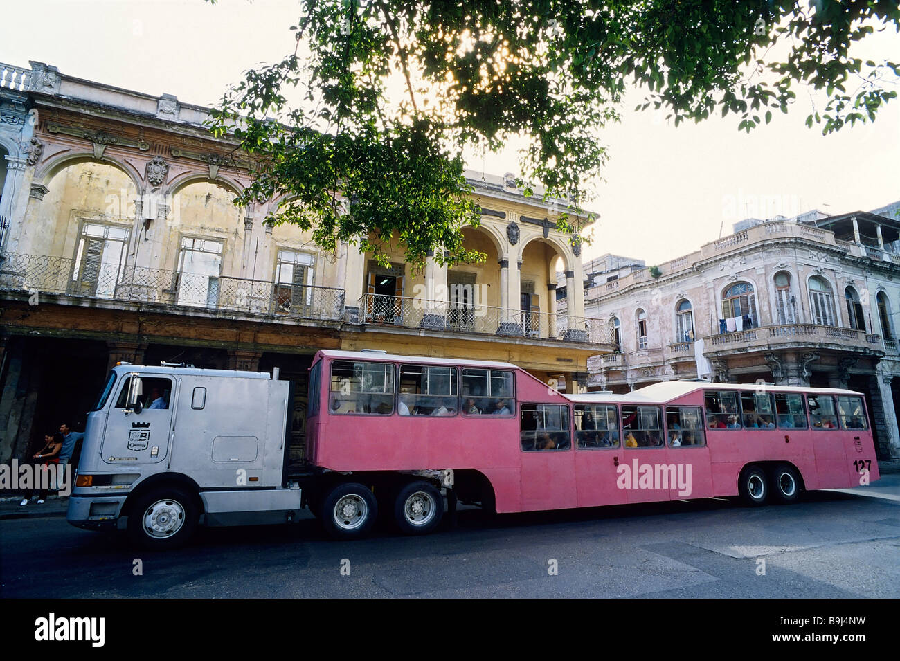 Original bus, il motore trattore con rimorchio autobus, elefante bus, Centro Habana, Havana, Cuba, Caraibi Foto Stock