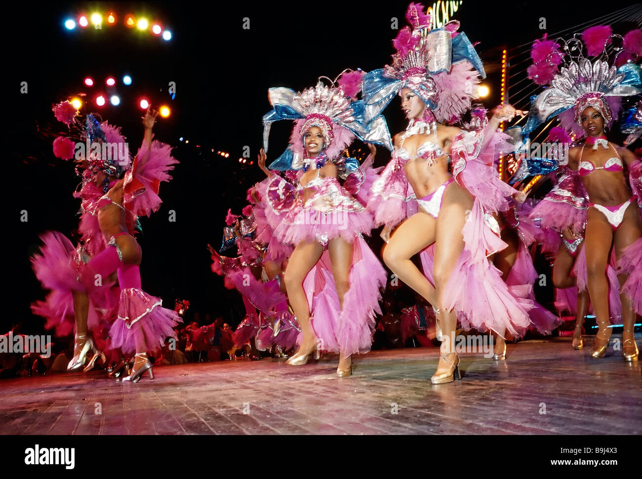 Ballo cubano mostra, gruppo di ballerini, famoso Tropicana nightclub,  Marianao, Havana, Cuba, Caraibi Foto stock - Alamy