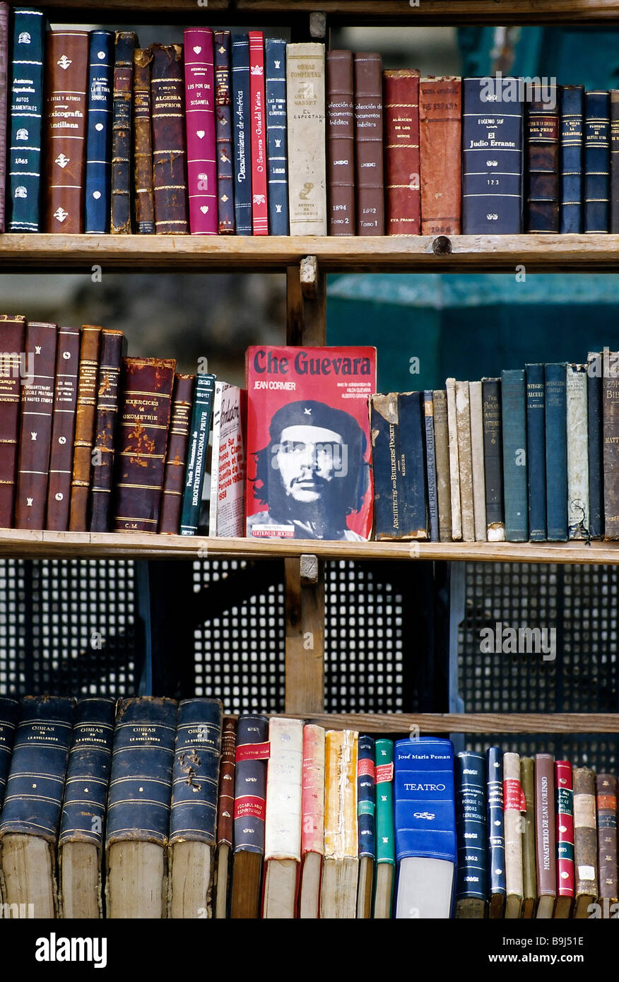 Ripiano con antichi libri spagnoli, nel mezzo di un libro con raffigurazione di Che Guevara, Havana, Cuba, Caraibi Foto Stock
