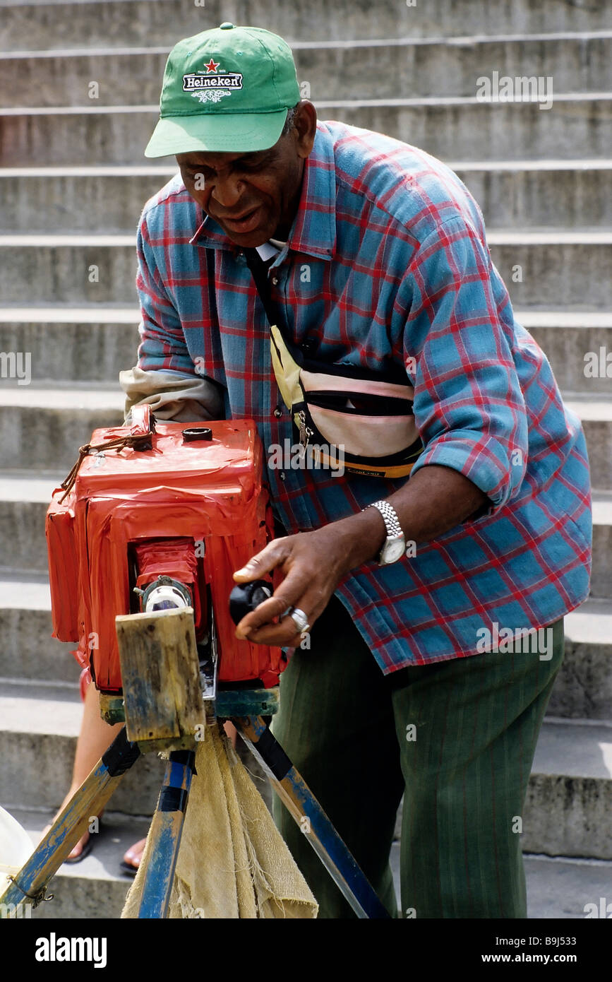 Strada colorato fotografo, lente di apertura di uno storico legno fotocamera, doppia esposizione di una foto turistica, Centro Habana, Hava Foto Stock