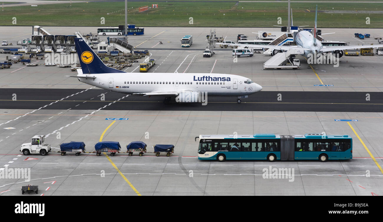 Vista dal ponte di osservazione di aeroporto di Francoforte per una parte della pista, Frankfurt am Main, Hesse, Germania, Europa Foto Stock