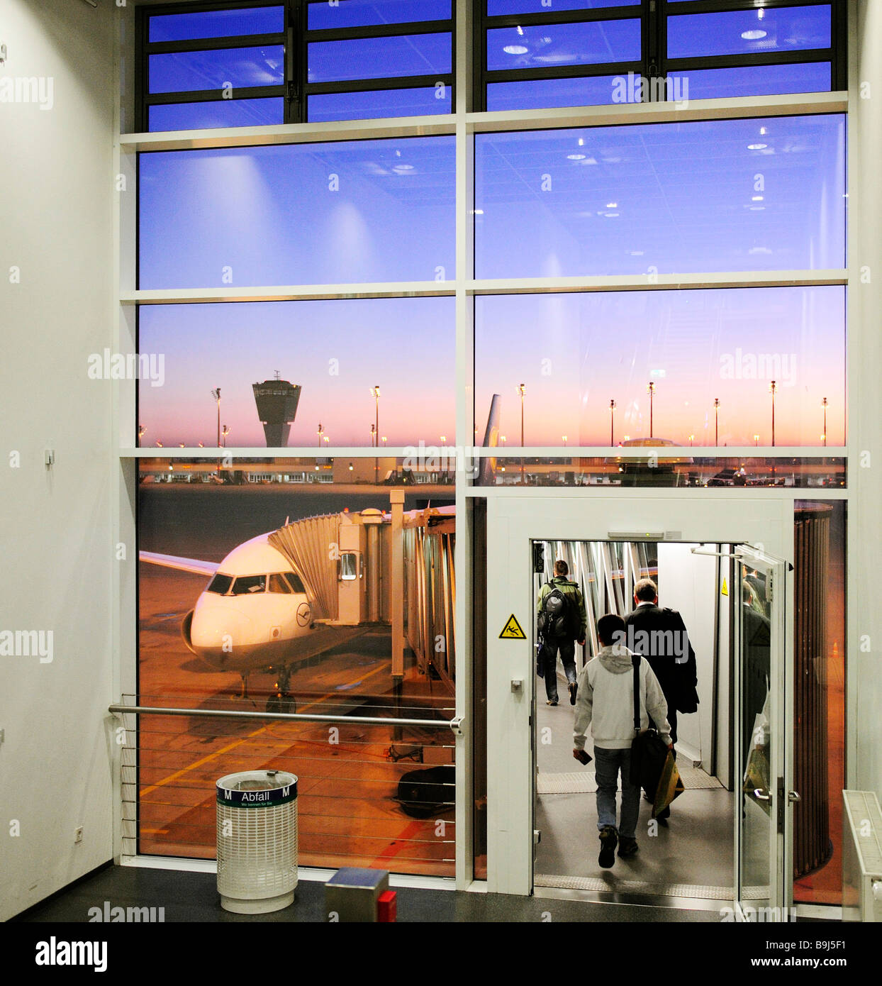 Imbarco il piano nelle prime ore del mattino al sorgere del sole, passeggeri che salgono su un aereo, aeroporto di Monaco di Baviera, Germania Foto Stock