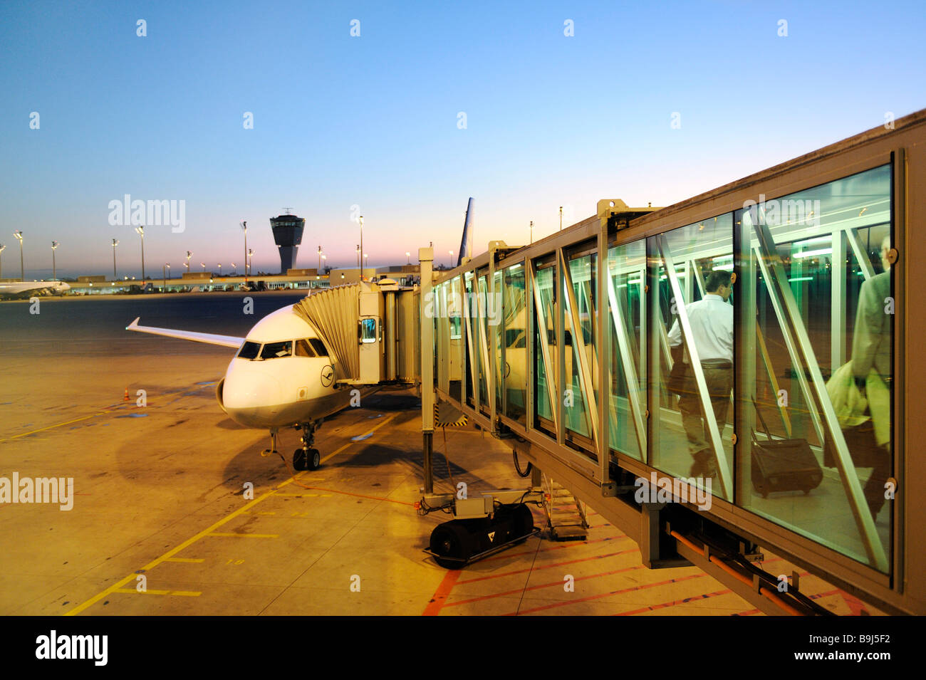 Imbarco in prima mattinata a sunrise, passeggeri che salgono su un aereo, aeroporto di Monaco di Baviera, Germania Foto Stock