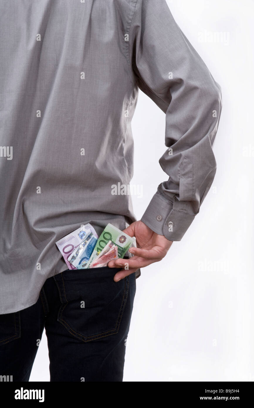 Le banconote in euro che sporge dalla tasca dei pantaloni di un giovane uomo Foto Stock