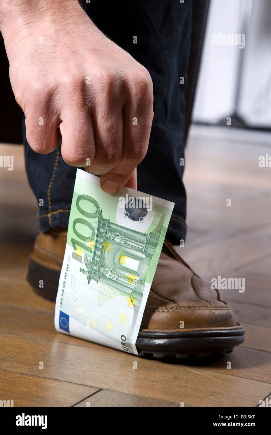 Uomo in piedi su un Euro 100 bill Foto Stock