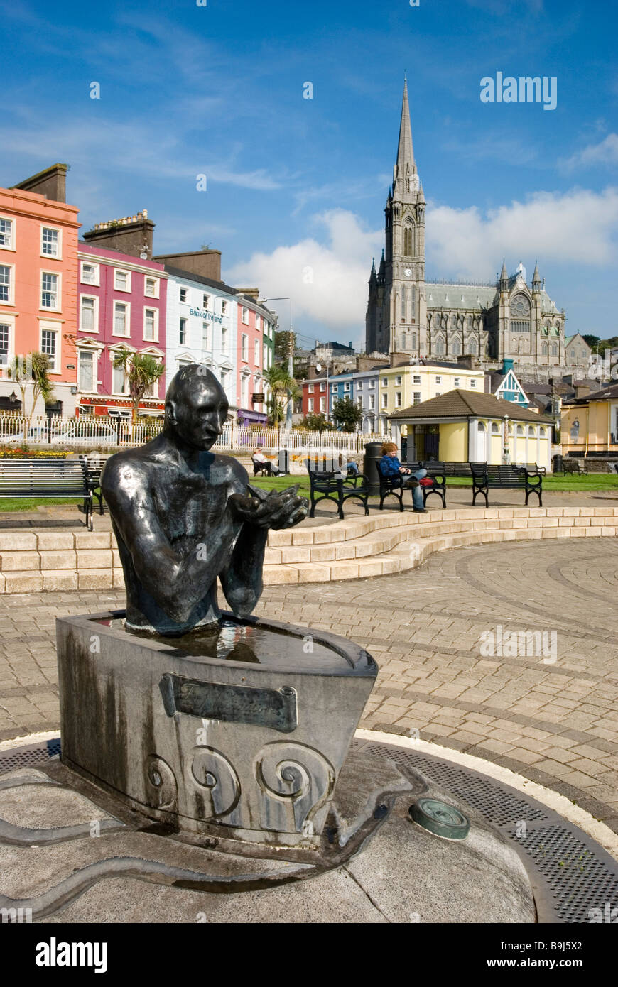 La statua del navigatore e Cobh waterfront con San Colman's Cathedral in background in una giornata di sole, County Cork, Irlanda Foto Stock