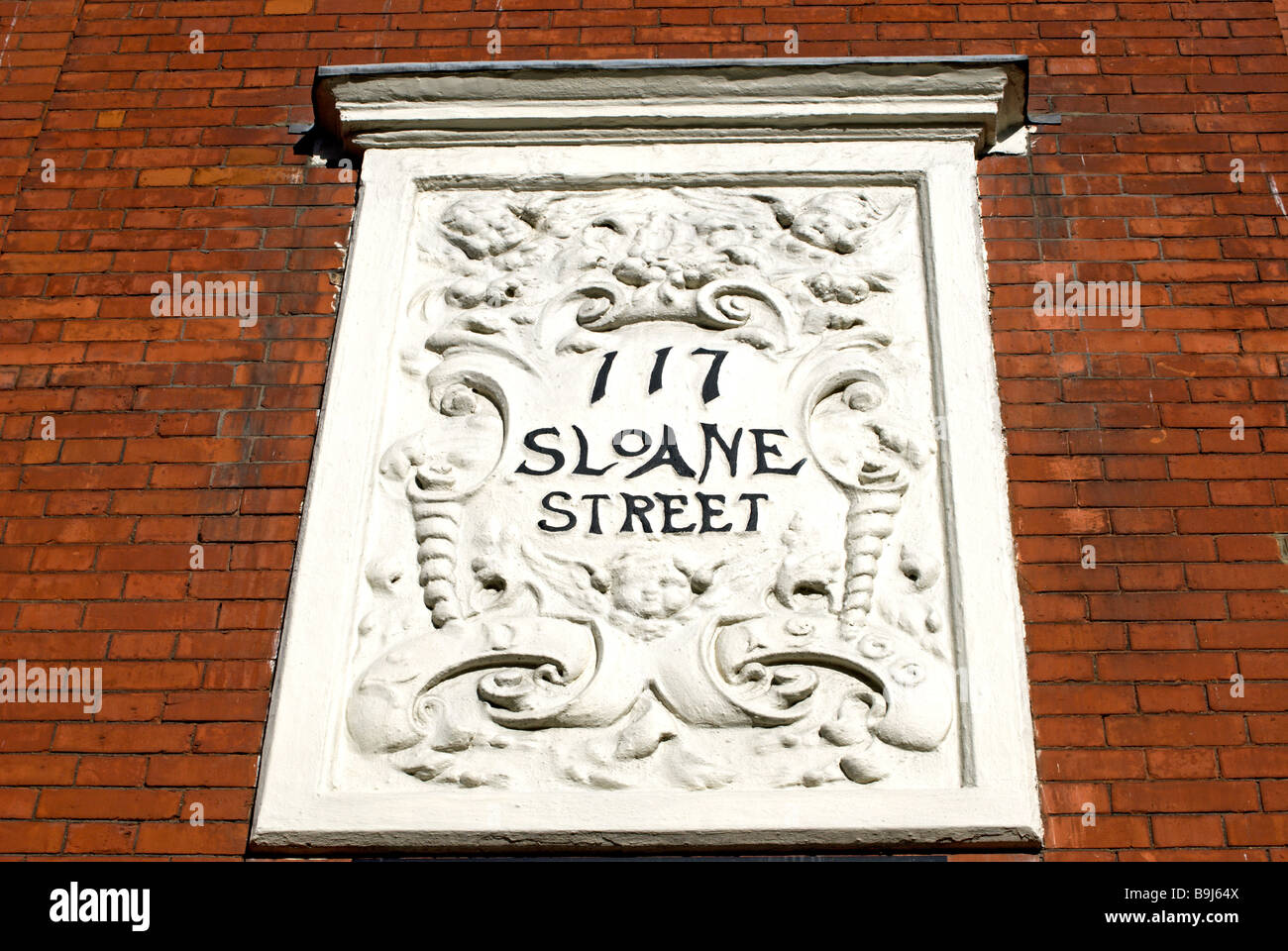 Decorazione sulla costruzione di marcatura 117 Sloane Street, a Chelsea, Londra, Inghilterra Foto Stock
