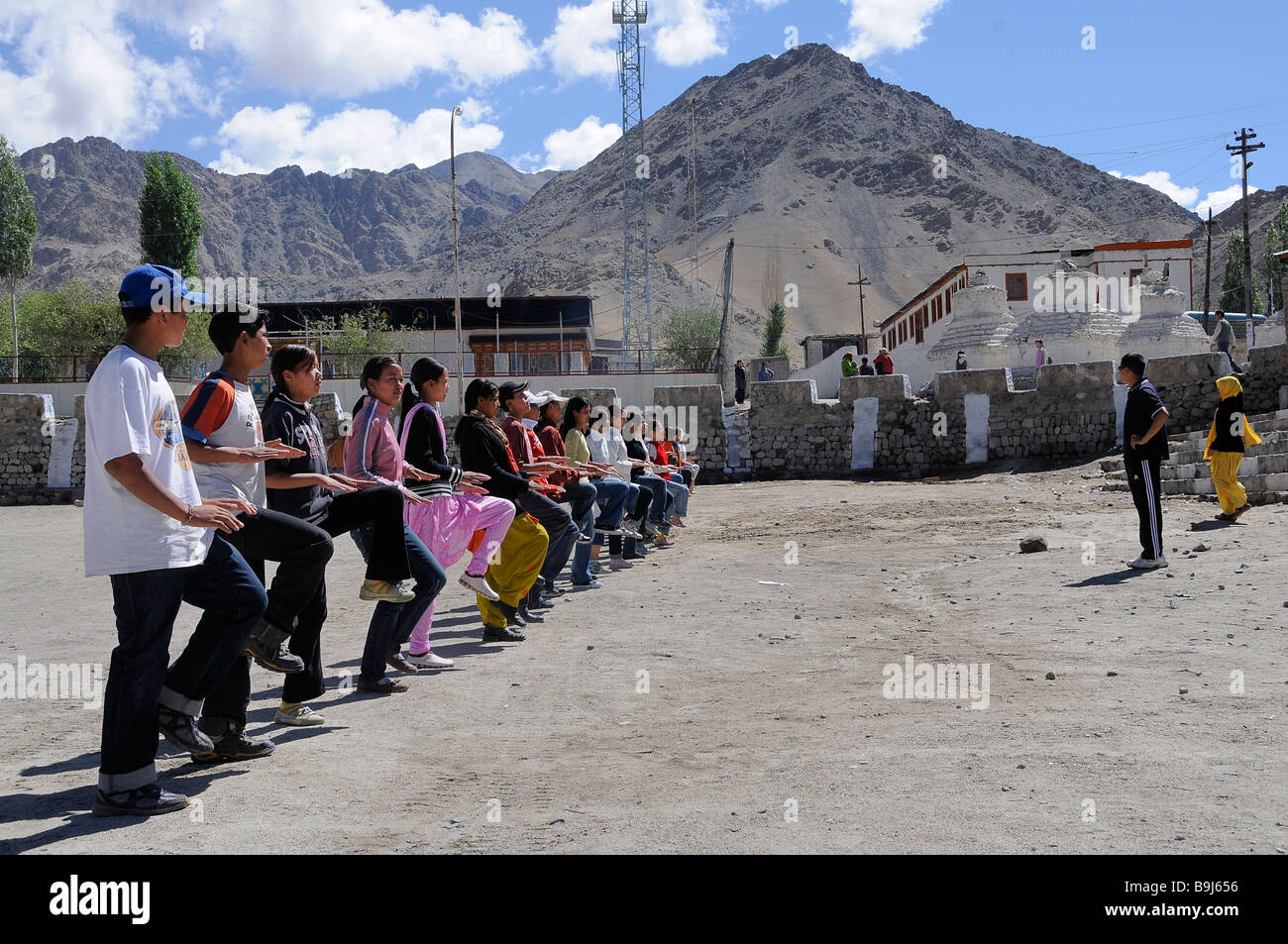 Gli alunni Ladakhi la formazione del marzo dopo una scuola indiana tradizione, Leh, Ladakh India del Nord, Himalaya, Asia Foto Stock