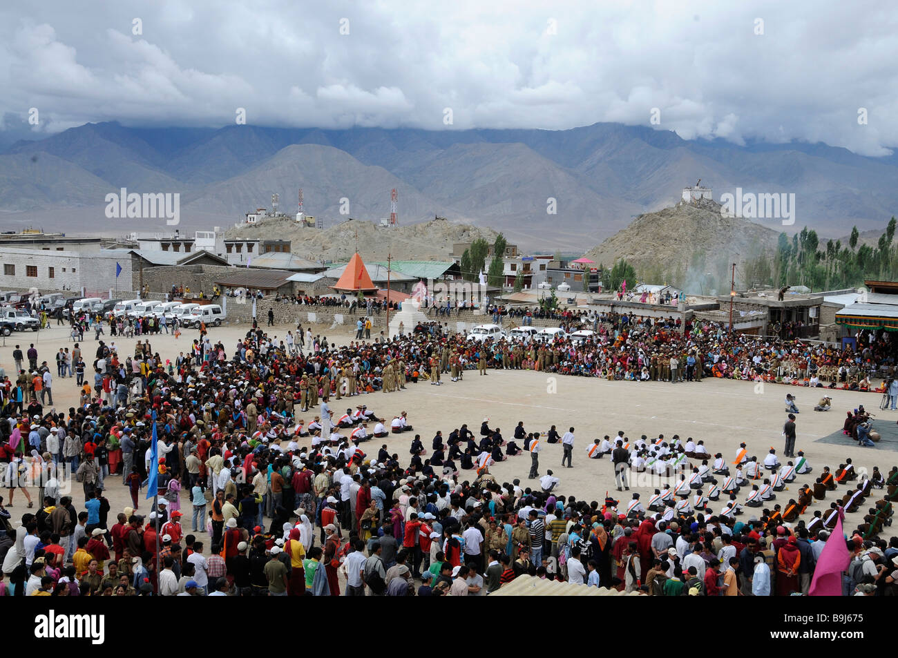 Polo in campo Leh, gli spettatori a guardare le sfilate per Indian Giorno Di Indipendenza, Leh, Ladakh India del Nord, Himalaya, Asia Foto Stock