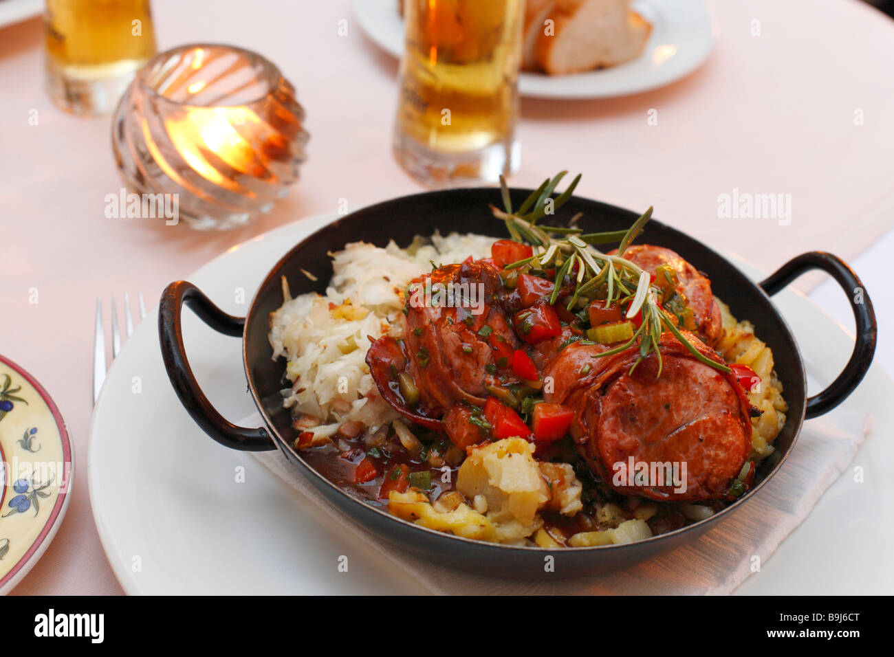 Eulenspiegel Pfandl, medaglioni di maiale in una padella, Zum Eulenspiegel ristorante, Salisburgo, Austria, Europa Foto Stock