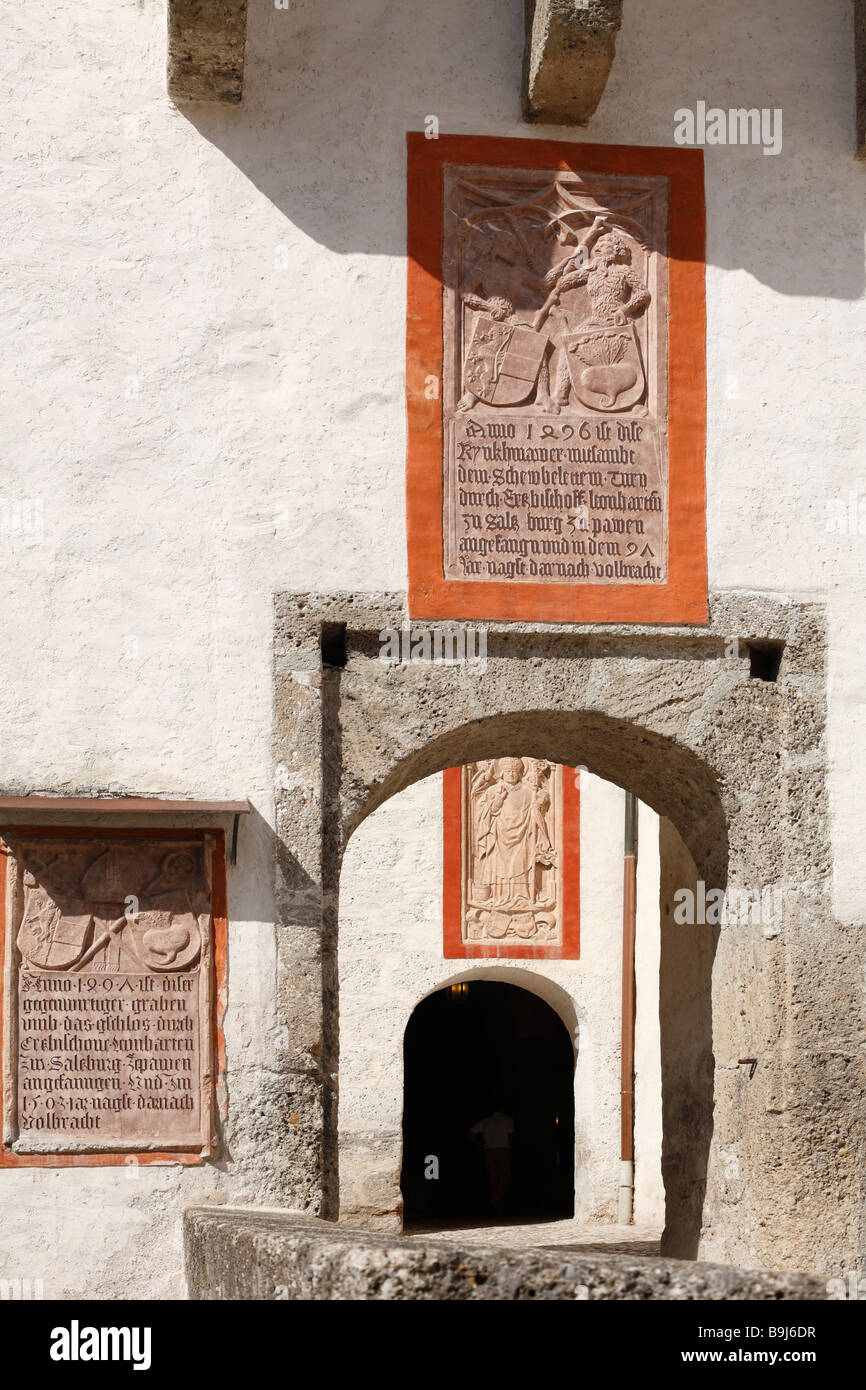 Rilievi sulle pareti del cortile interno di Festung Hohensalzburg, la Fortezza di Hohensalzburg di Salisburgo, Austria, Europa Foto Stock