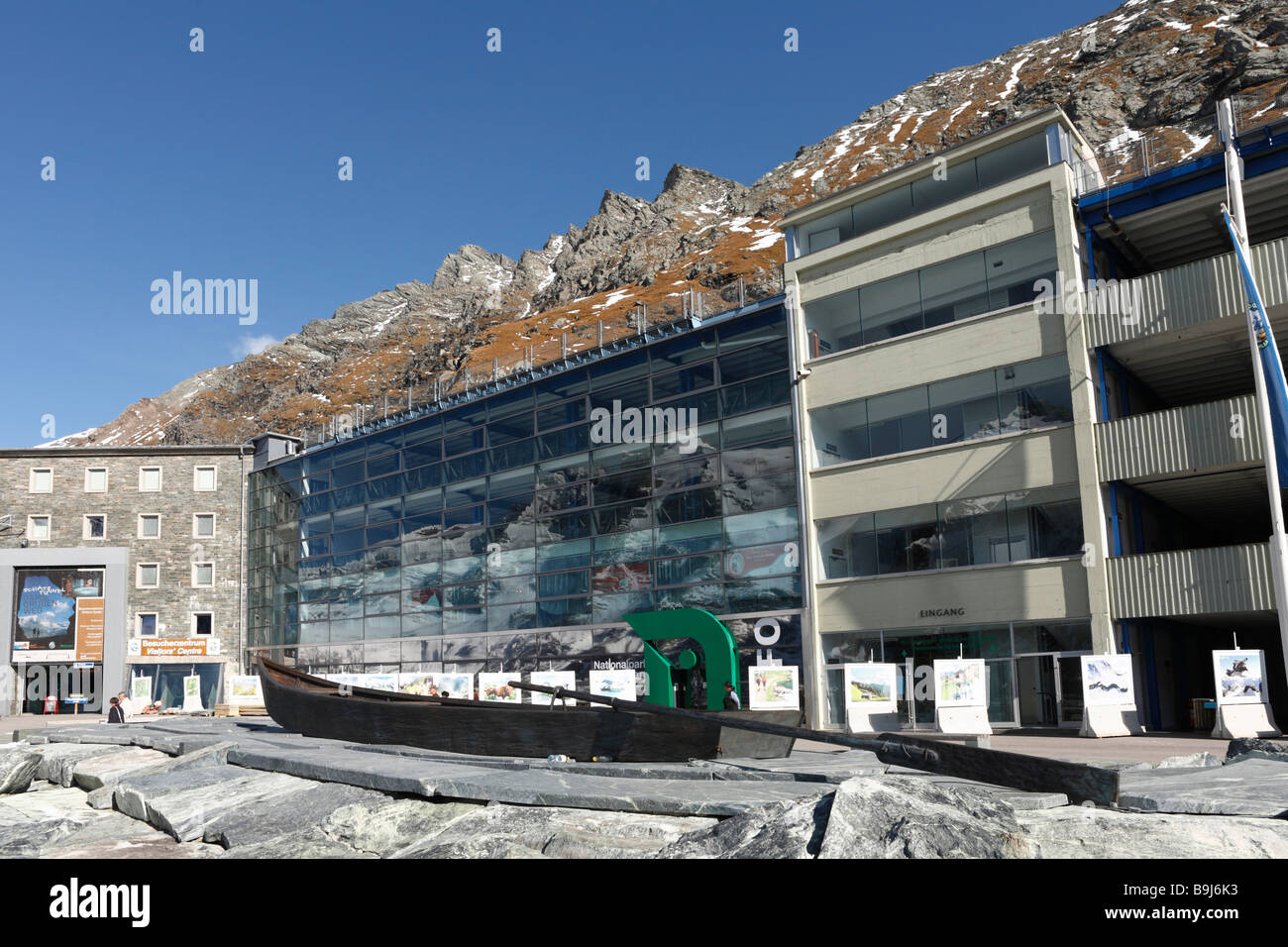 Centro visitatori e parcheggio multipiano a Kaiser-Franz-Josefs-Hoehe, Grossglockner Strada alpina, Hohe Tauern National P Foto Stock