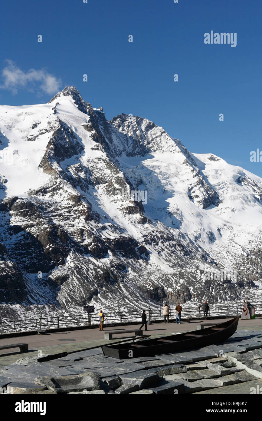 Monte Grossglockner, vista da Kaiser-Franz-Josefs-Hoehe, Grossglockner Strada alpina, Parco Nazionale degli Hohe Tauern, Carinth Foto Stock