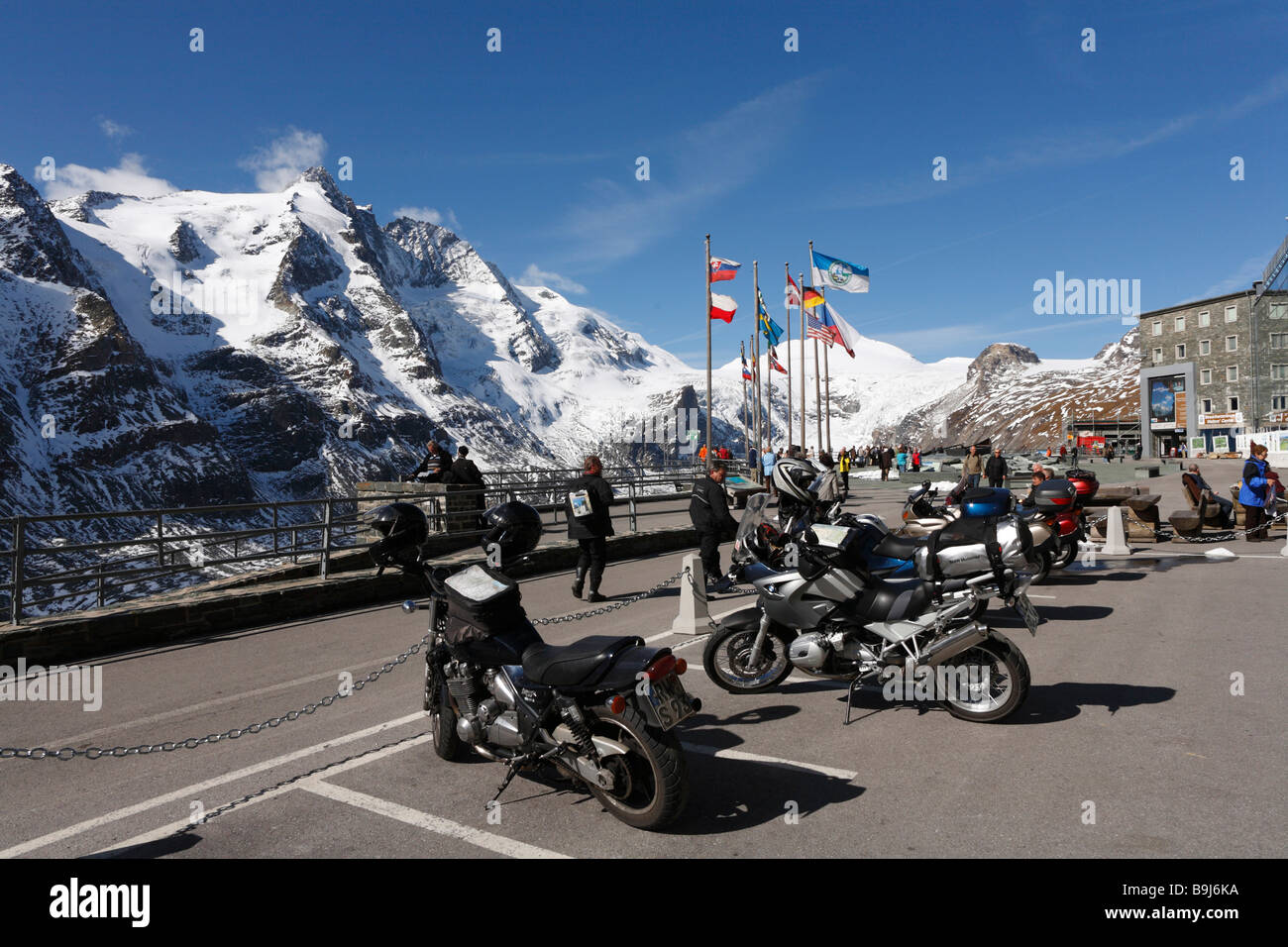 Monte Grossglockner, moto parcheggiate a Kaiser-Franz-Josefs-Hoehe,  Grossglockner Strada alpina, Hohe Tauern National P Foto stock - Alamy