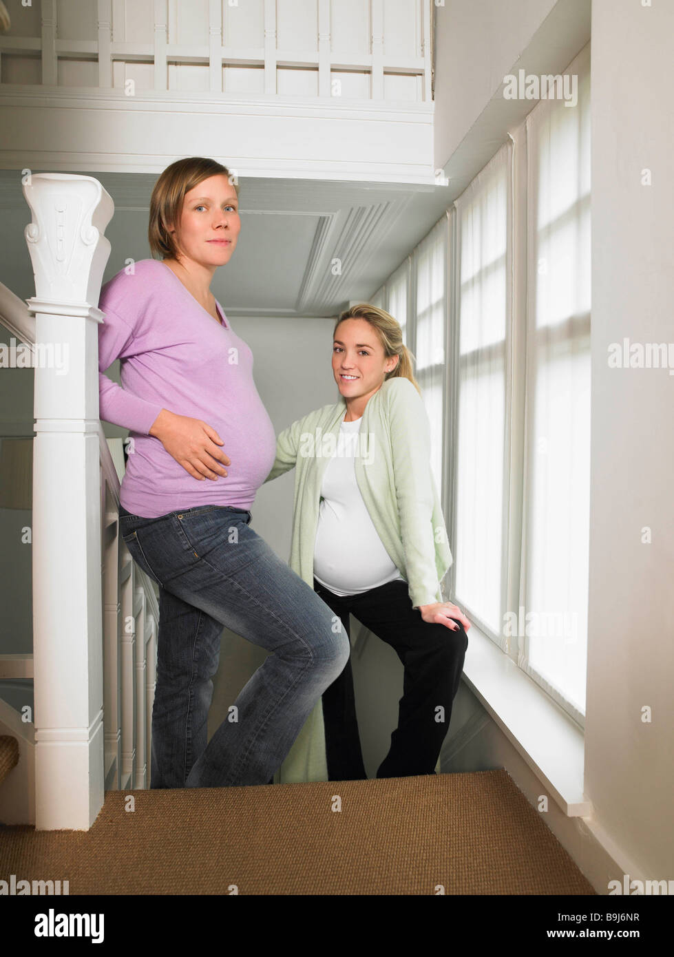 Donne in stato di gravidanza su scale Foto stock - Alamy