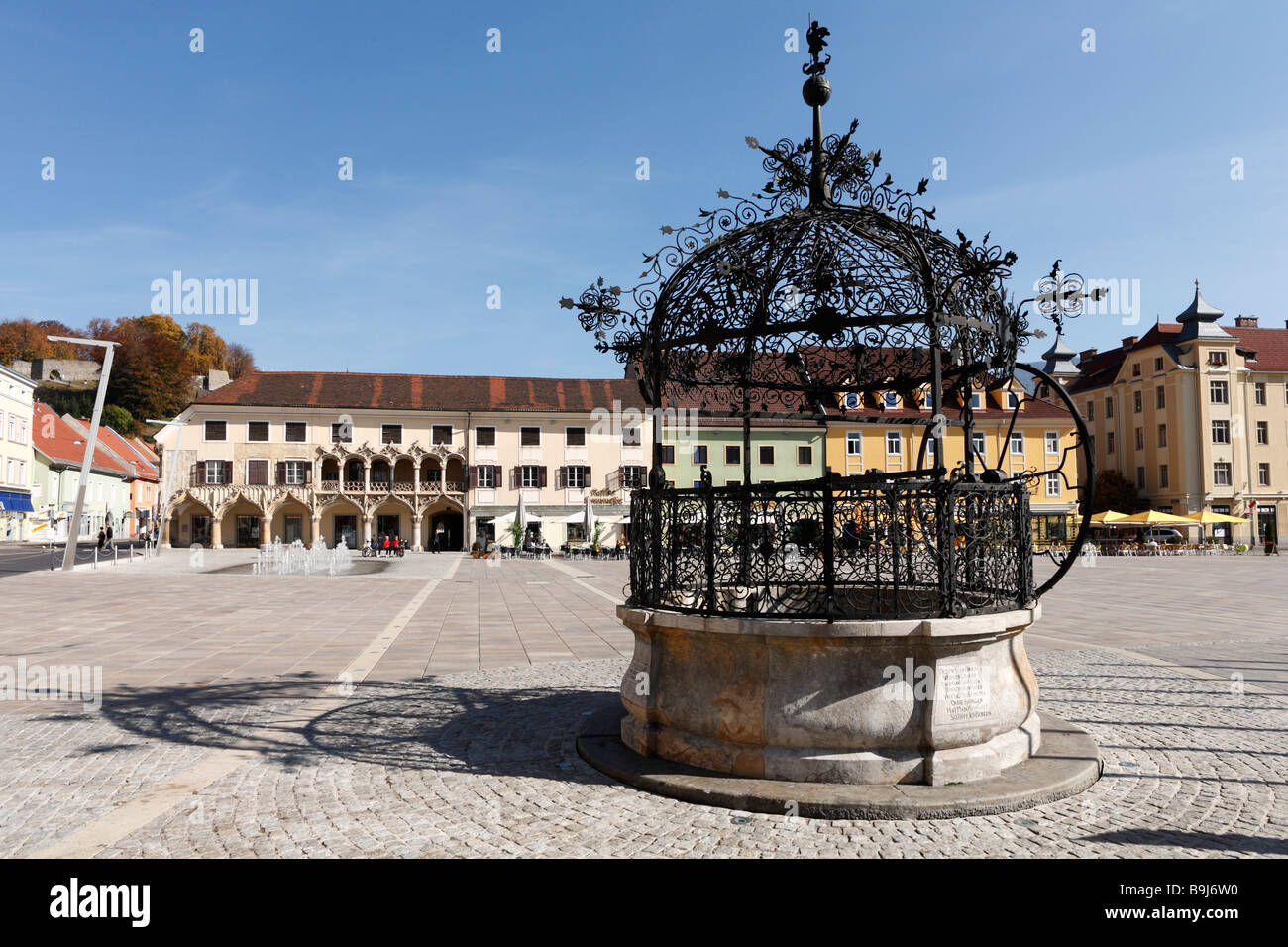 Edificio Kornmesserhaus e Eiserner Brunnen, Fontana di ferro, ferro battuto, su Koloman-Wallisch-Platz, Bruck an der Mur, Foto Stock