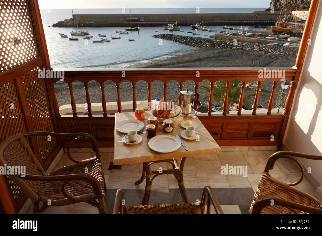 Tavolo per la colazione sul balcone di un appartamento, Tapahuga, Playa de Santiago, La Gomera, isole Canarie, Spagna, Europa Foto Stock