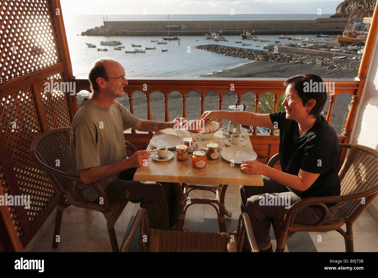 Tavolo per la colazione sul balcone di un appartamento, Tapahuga, Playa de Santiago, La Gomera, isole Canarie, Spagna, Europa Foto Stock