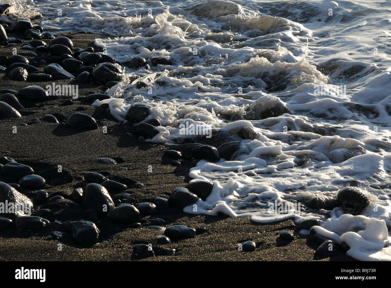 Ciottoli neri su una spiaggia, Playa de Santiago, La Gomera, isole Canarie, Spagna, Europa Foto Stock