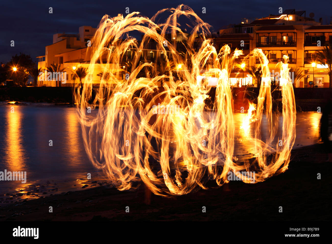 Sentieri di luce delle fiaccole ballerino in La Playa, Valle Gran Rey, La Gomera, Canarie, Isole Canarie, Spagna, Europa Foto Stock