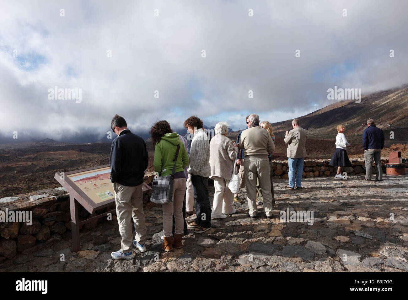 I turisti in corrispondenza di un punto di vista di Canadas del Teide National Park, Tenerife, Isole Canarie, Spagna, Europa Foto Stock