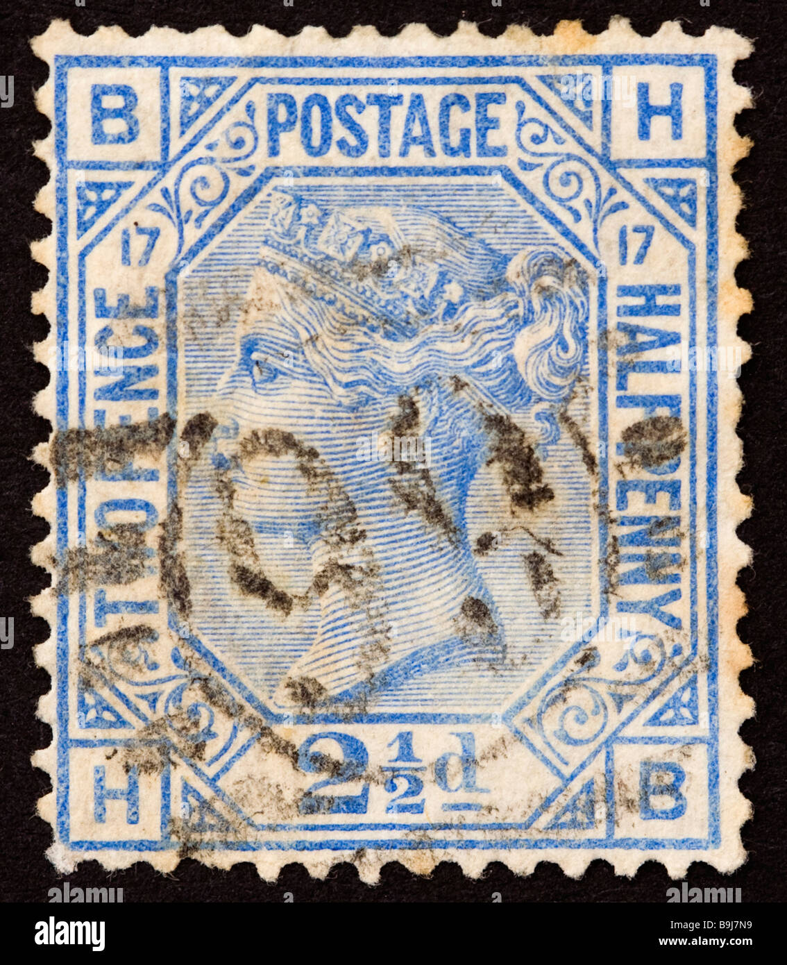 Primo piano del francobollo blu vittoriano della British Postal 2½d su sfondo nero. Utilizzato con il contrassegno di posizione. Foto Stock