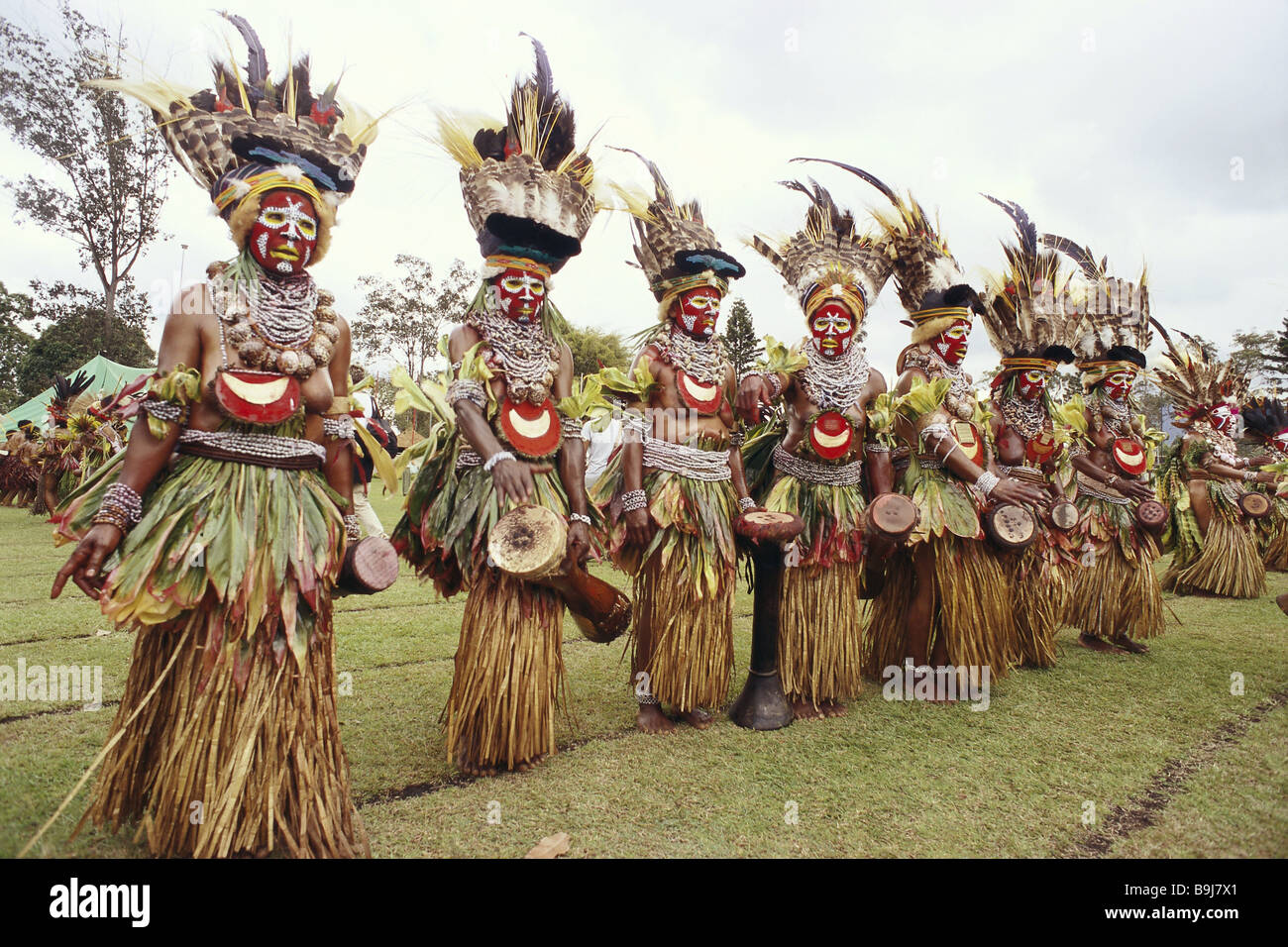 Al di fuori della tradizione della pittura nativi piume piumaggio folklore partito donne face-pittura Goroka Goroka-show erba-gonne gruppo Foto Stock