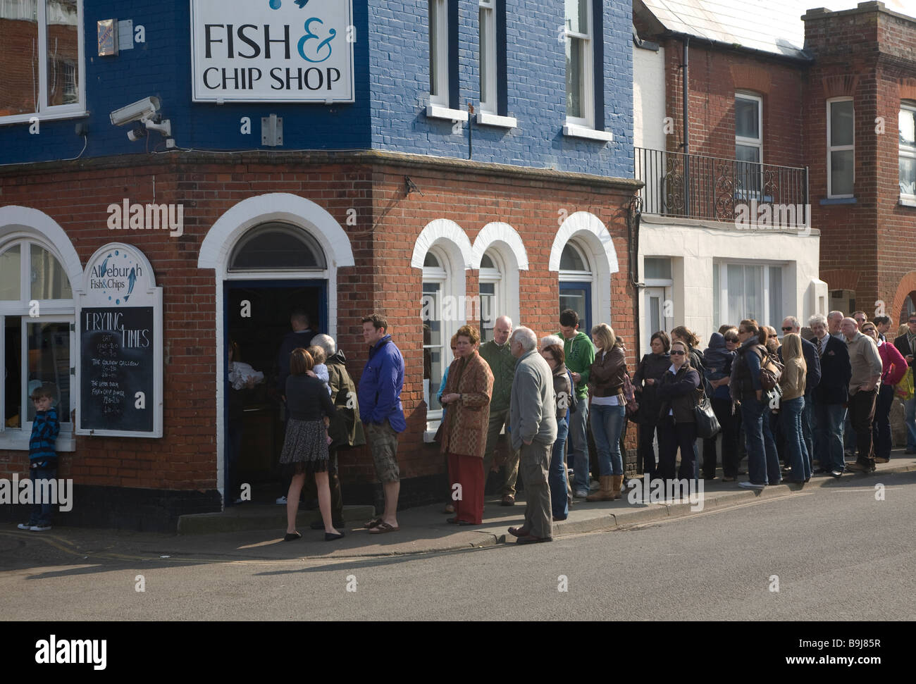 Coda davanti al famoso pesce e chip shop, Aldeburgh, Suffolk, Inghilterra Foto Stock