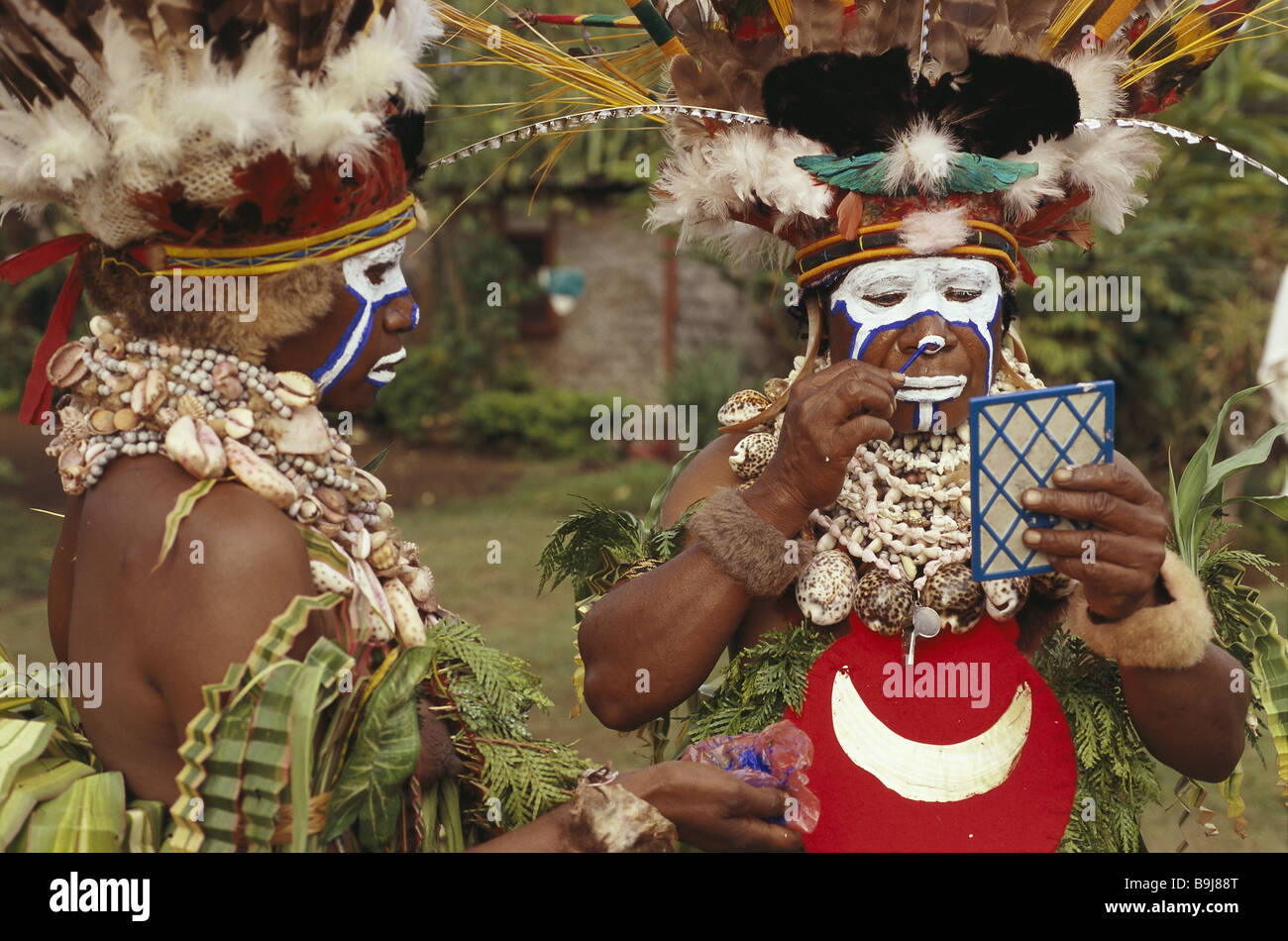 Al di fuori di quadri di pittura di tradizione nativi colori piume piumaggio folklore partito faccia a faccia in pittura Goroka Goroka-show Foto Stock