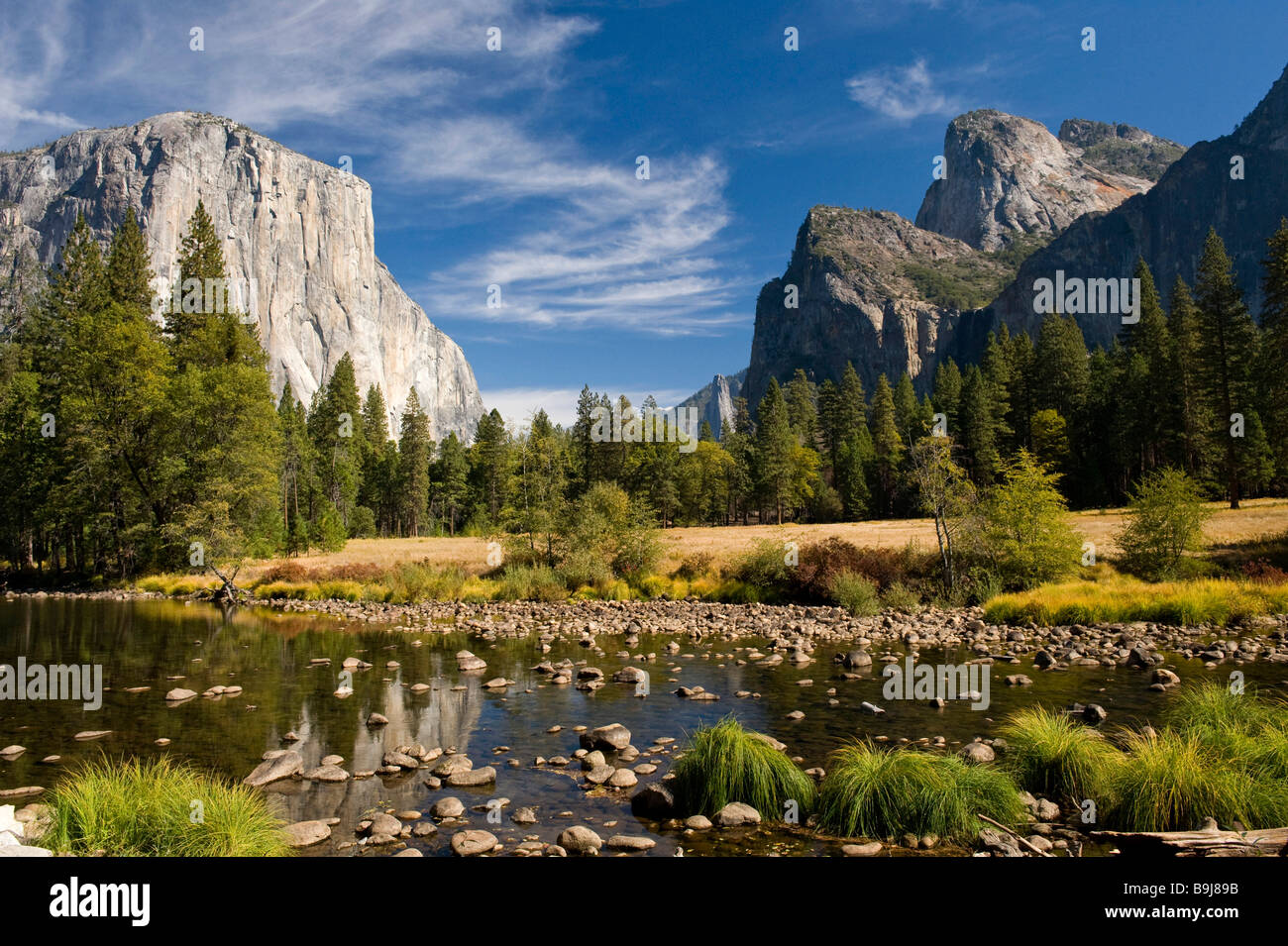 Merced River e il Parco Nazionale di Yosemite Valley visto da porte della Valle, Yosemite National Park, California, Stati Uniti d'America Foto Stock