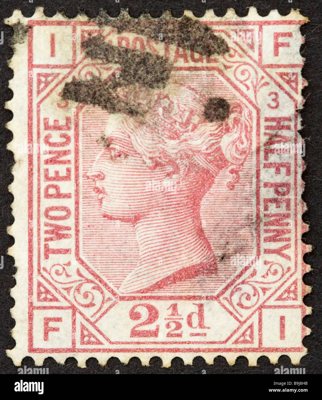 Primo piano di 2½d rosa-rosso vittoriano British Postal francobollo su sfondo nero. Utilizzato con il contrassegno di posizione, SG138 Foto Stock