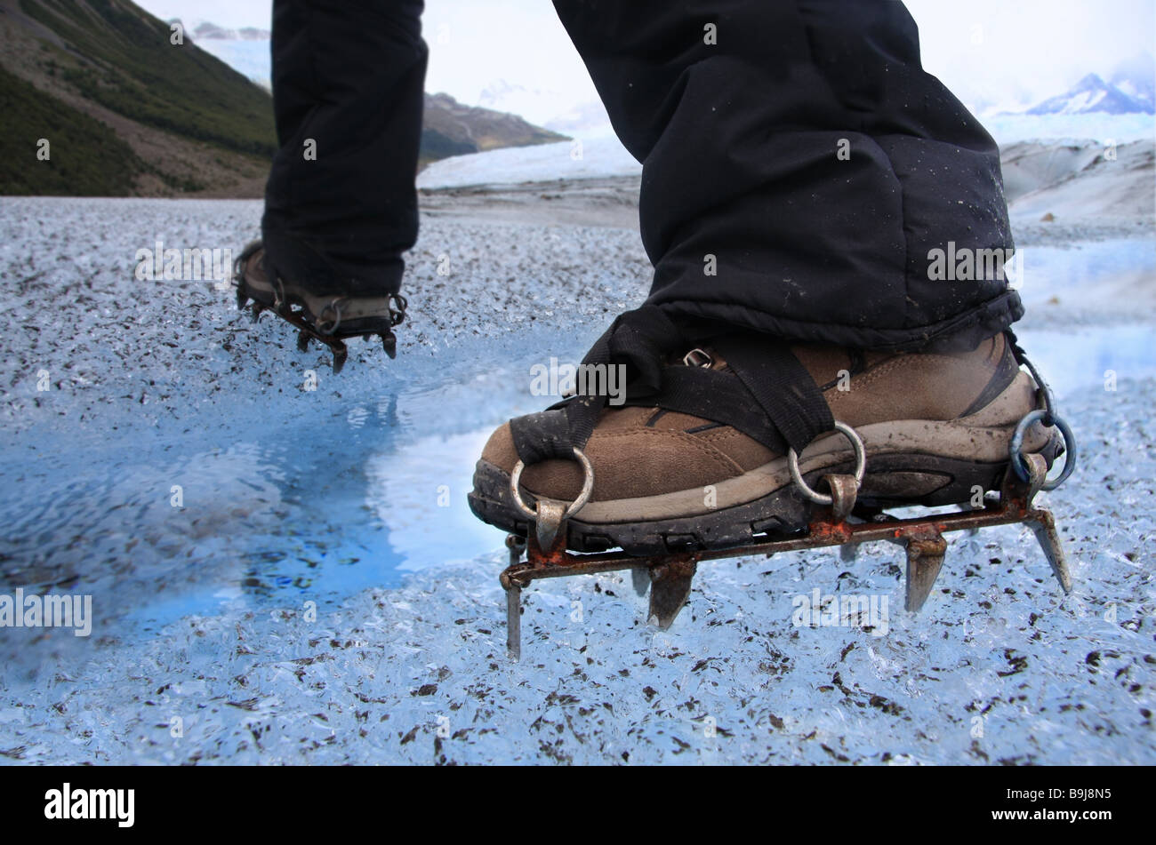 L'alpinista s piedi con i ramponi su gli scarponi Foto stock - Alamy