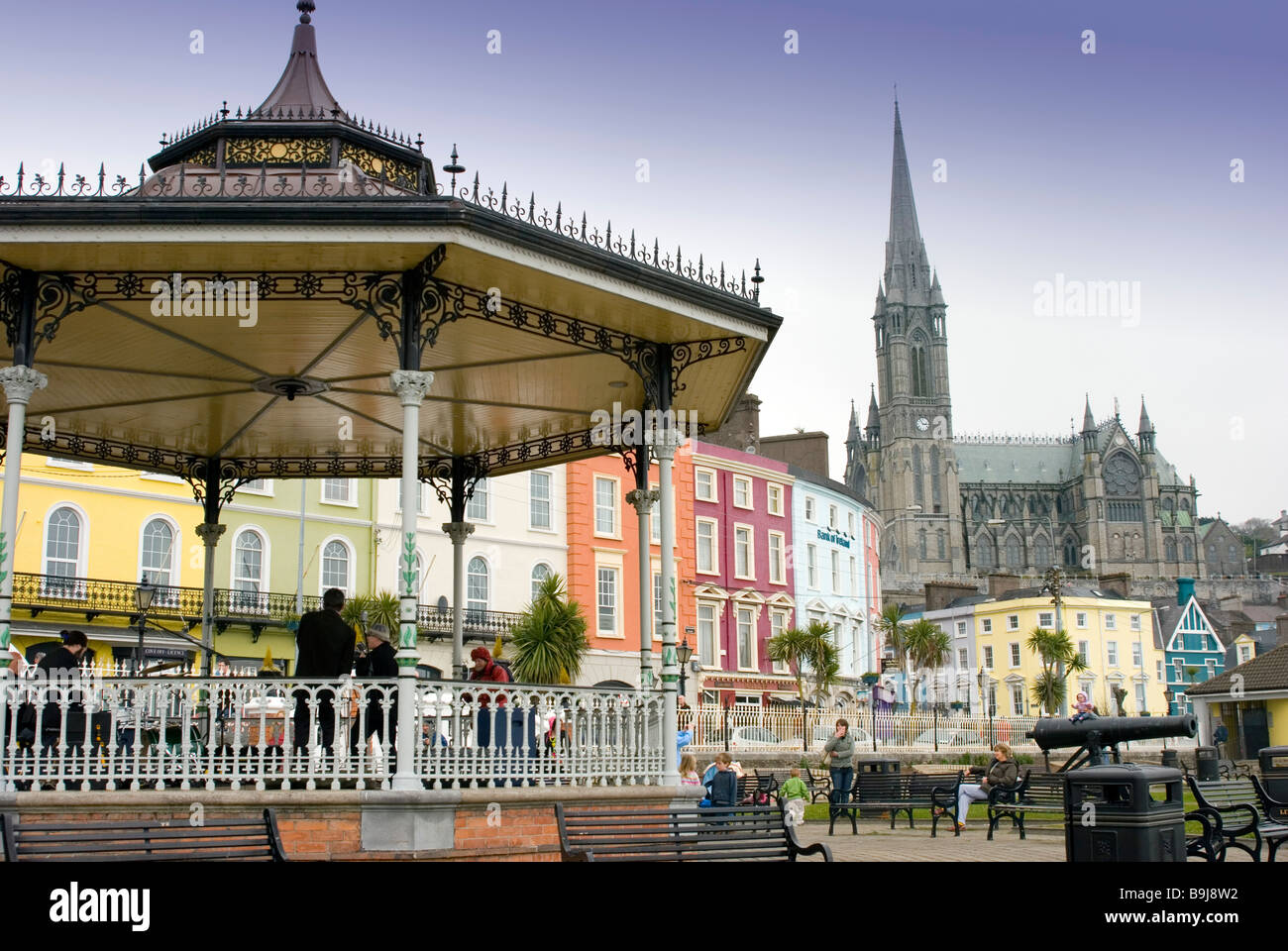 La banda di stand e waterfront di Cobh con San Colman's Cathedral in background, County Cork, Irlanda Foto Stock