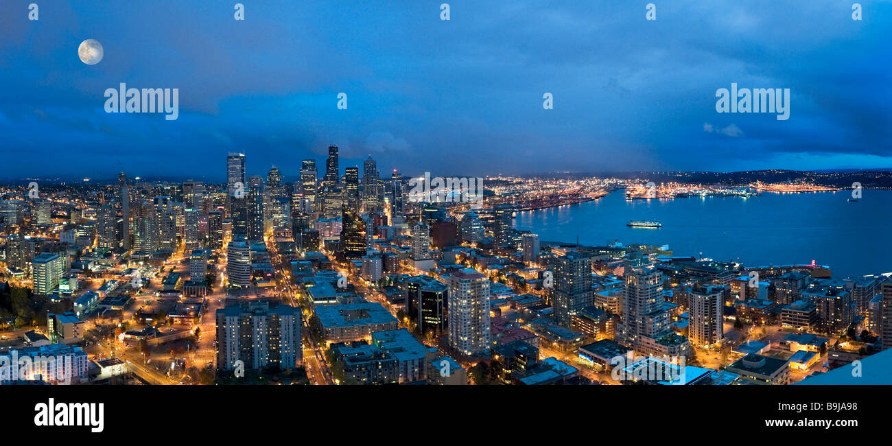Veduta della Baia di Elliott e la città di notte dalla cima dello Space Needle, Seattle, Washington, Stati Uniti d'America Foto Stock