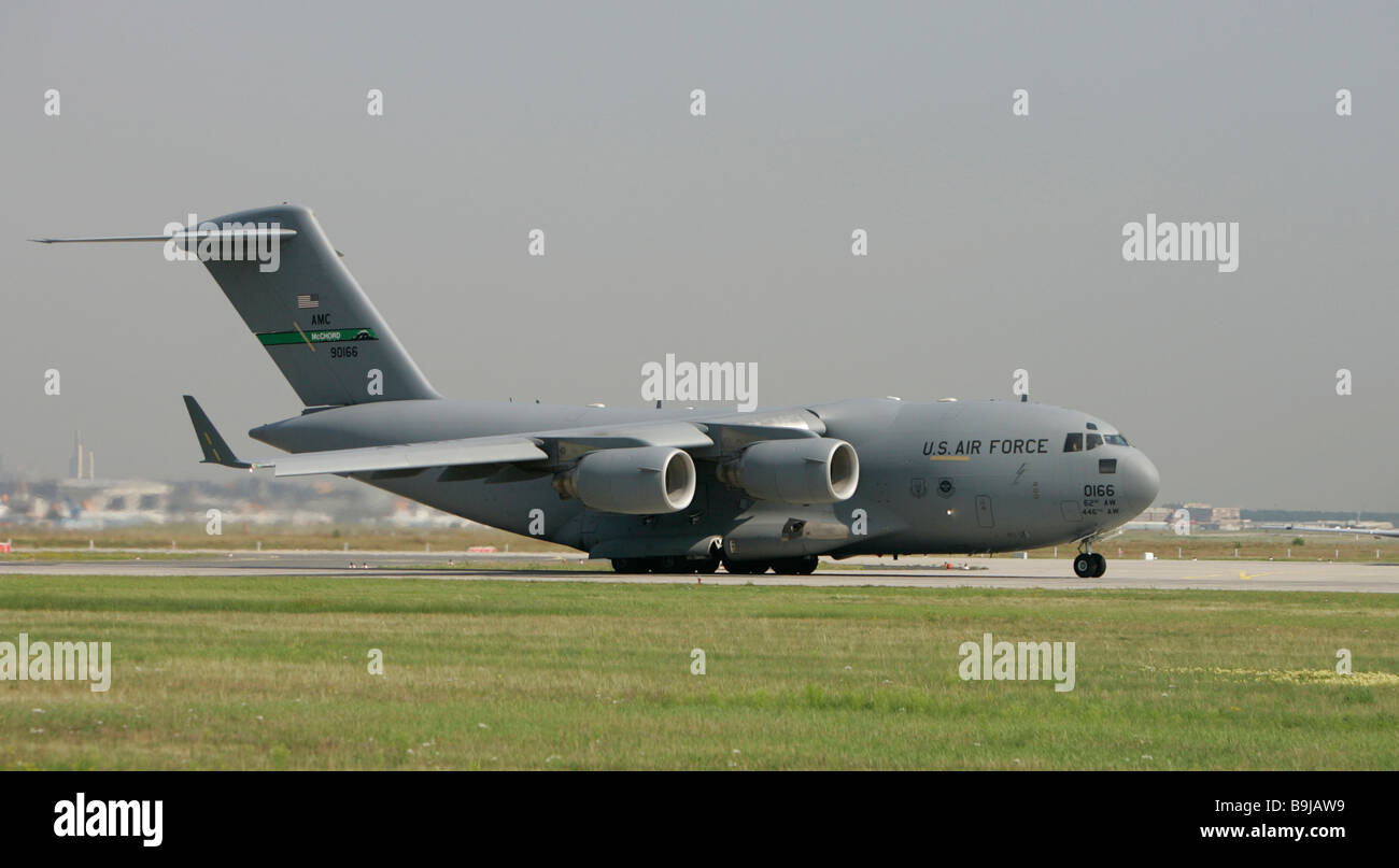 Boeing C-17 Globemaster III, US Air Force, aereo cargo in decollo all'aeroporto di Francoforte, Hesse, Germania, Europa Foto Stock