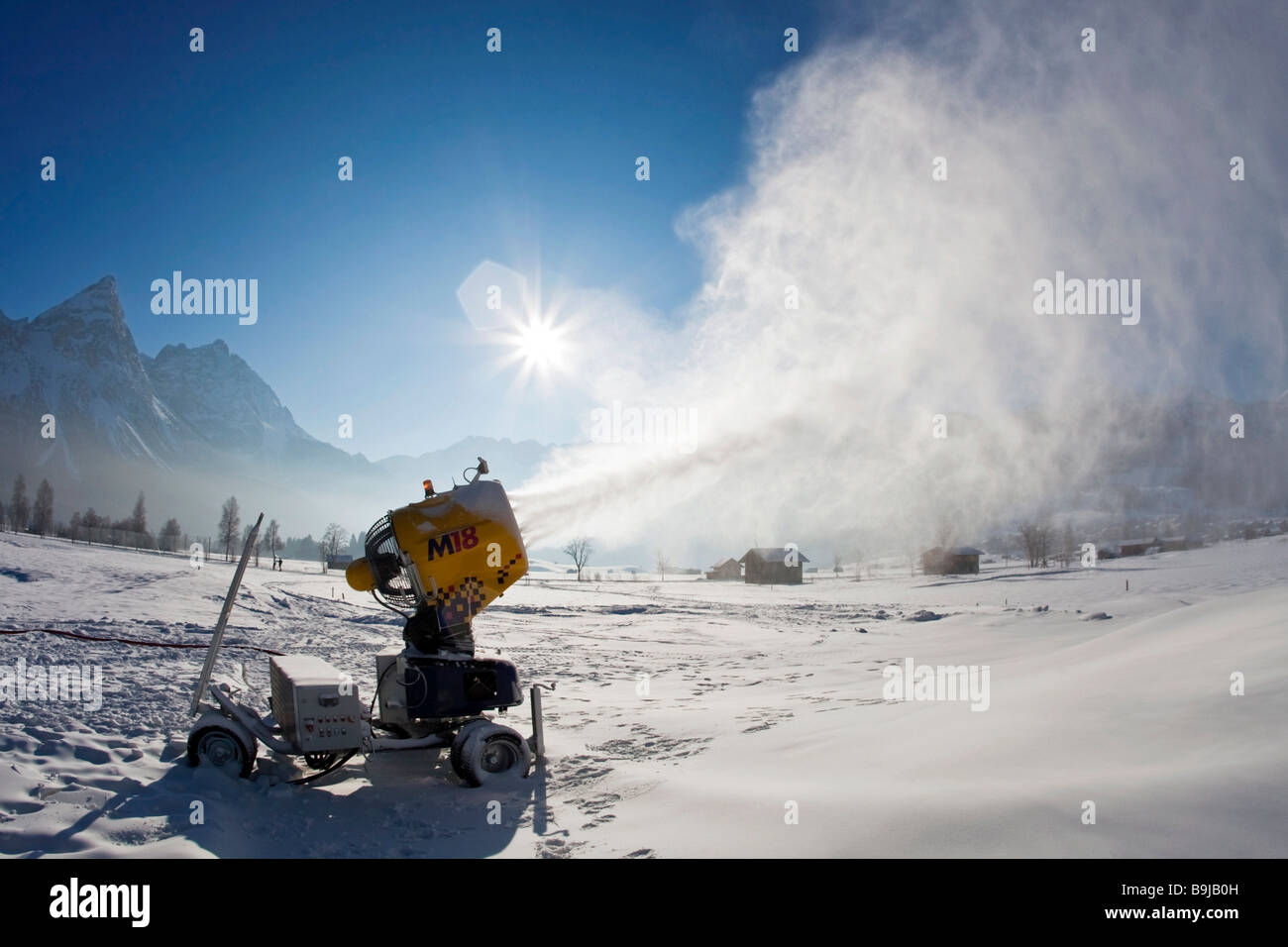 Un cannone di neve nella parte anteriore dello Zugspitze panorama, Ehrwald, Leermoos, Tirolo, Austria, Europa Foto Stock