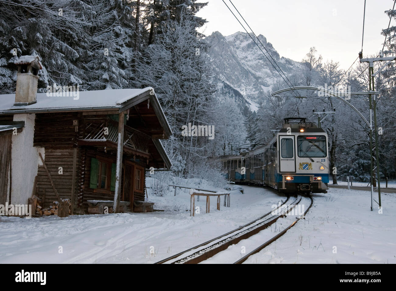 Bayerische Zugspitzbahn Azienda ferroviaria treno nella parte anteriore del Monte Zugspitze, Cog Railway, Grainau, Baviera, Germania, Europa Foto Stock