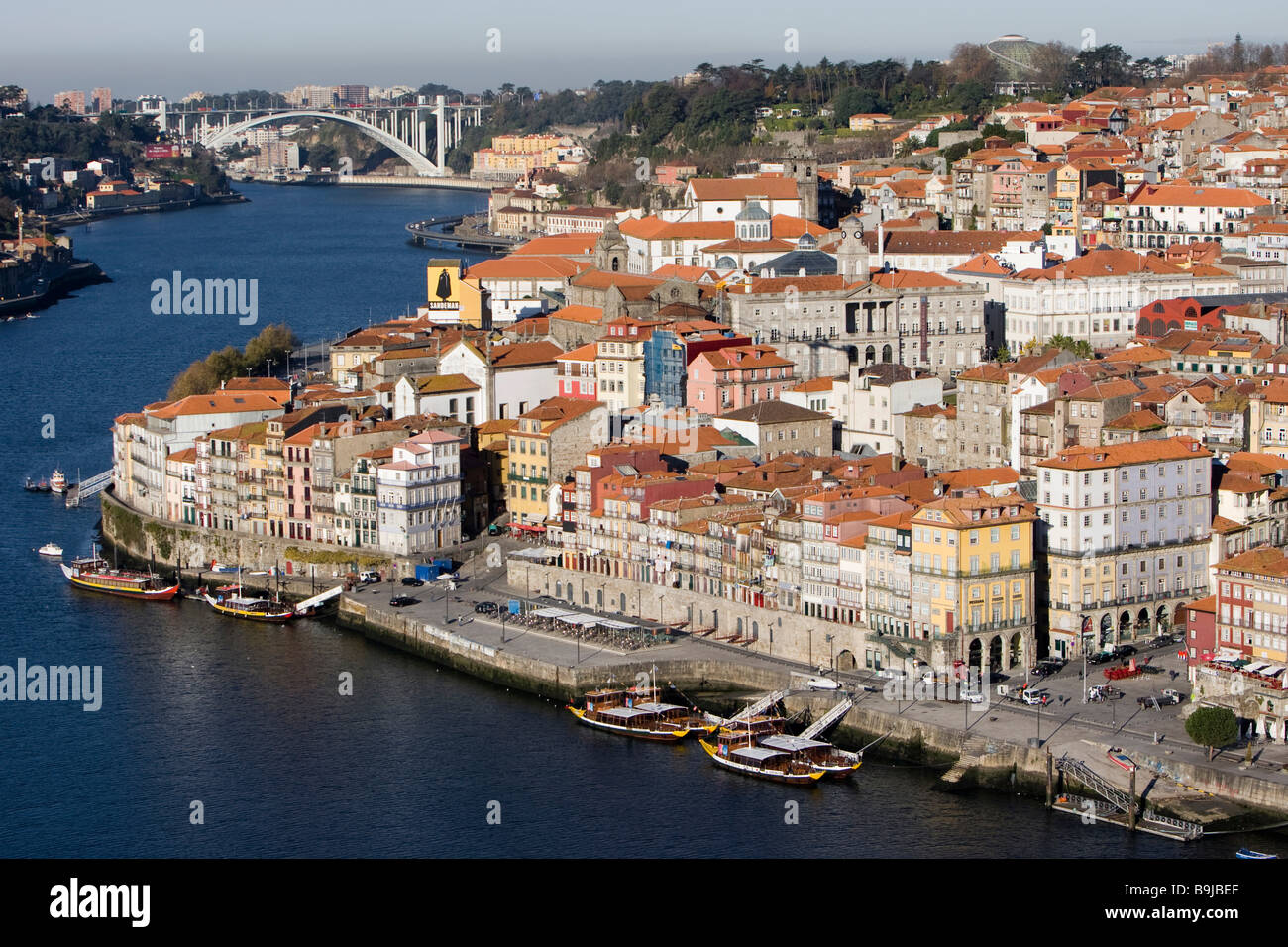 Vista del centro storico di Porto con il Rio Fiume Duoro dalla Vila Nova de Gaia trimestre, sul retro del Ponte de Arr Foto Stock