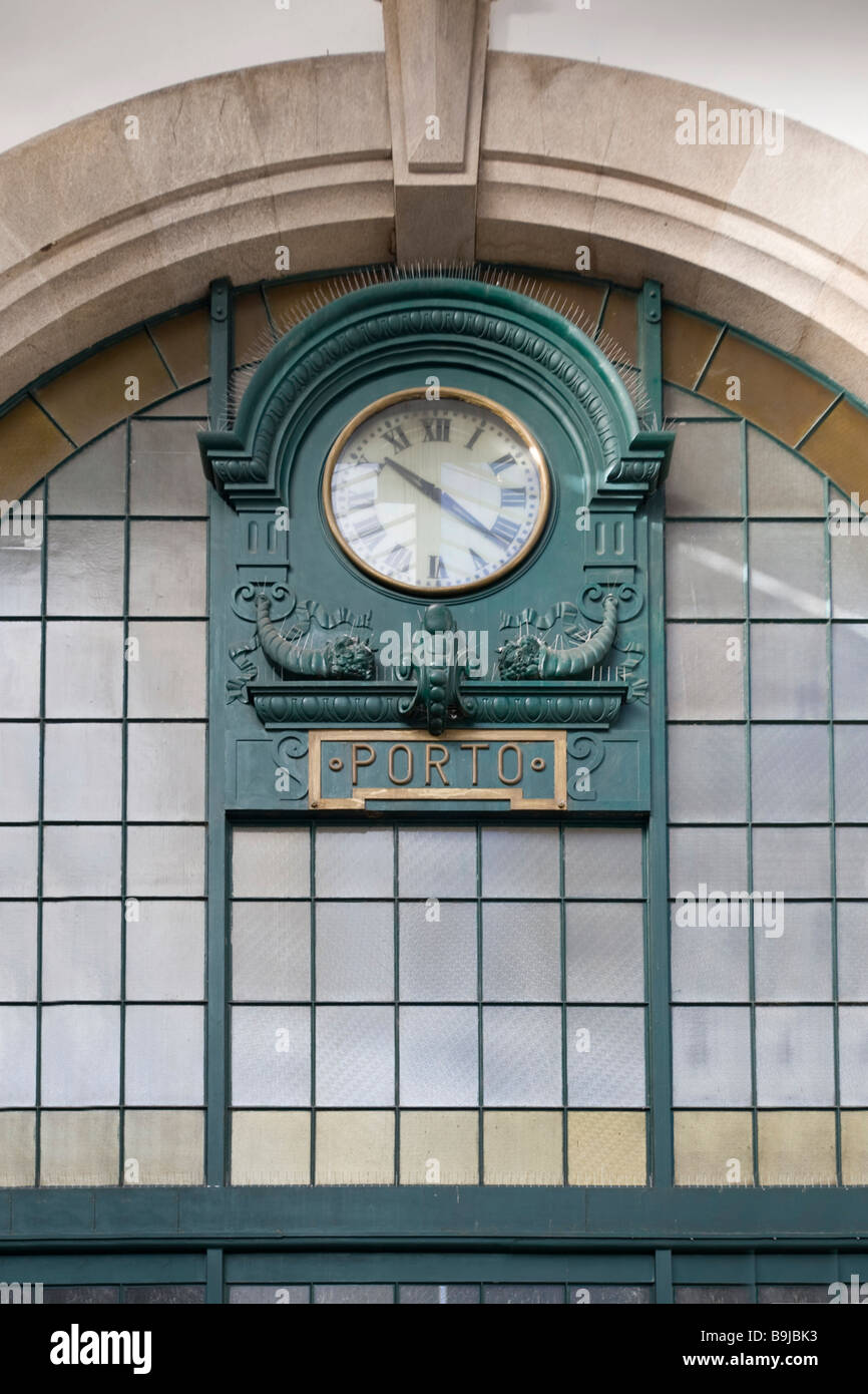 Orologio stazione nella stazione di Porto Estacao de Sao Bento, Avenida D UN Henriques, Porto, Sito Patrimonio Mondiale dell'UNESCO, Portogallo, Foto Stock