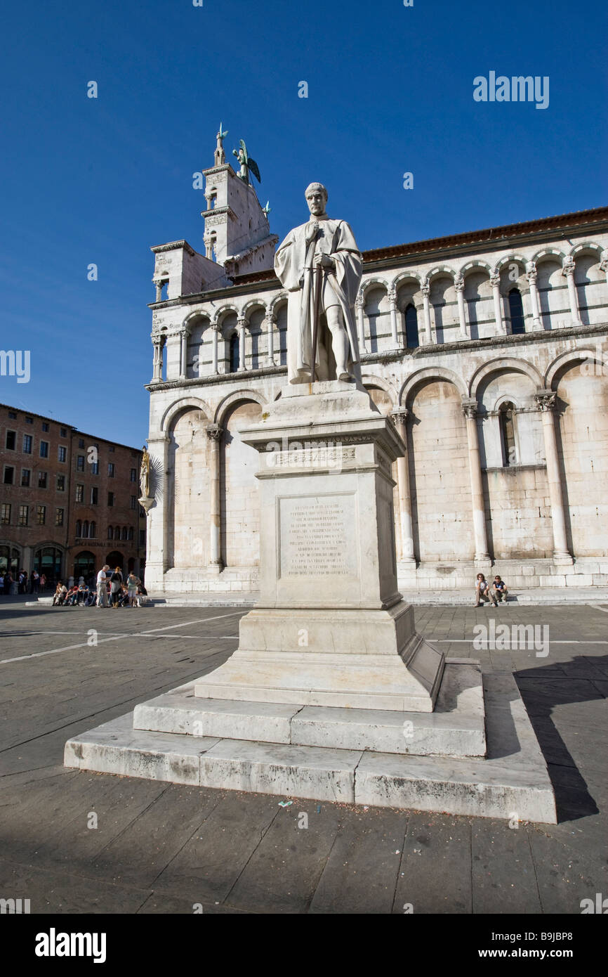 La Chiesa di San Michele, il pisano arte romanica, con il monumento a Francesco Burlamacchi, Piazza San Michele, Lucca, Toscana, Italia, UE Foto Stock