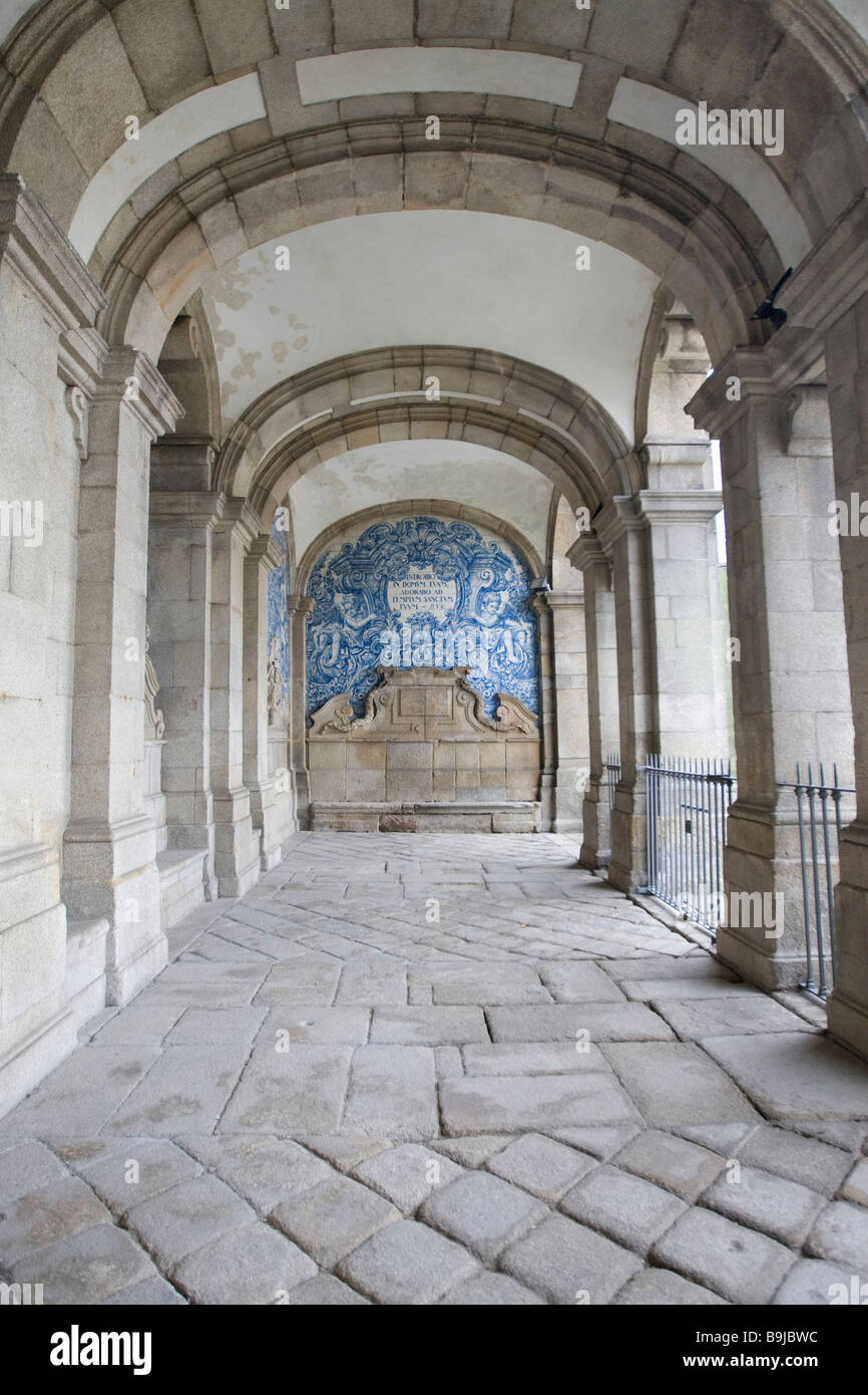 Archway nella cattedrale di Porto, Sito Patrimonio Mondiale dell'UNESCO, Portogallo, Europa Foto Stock