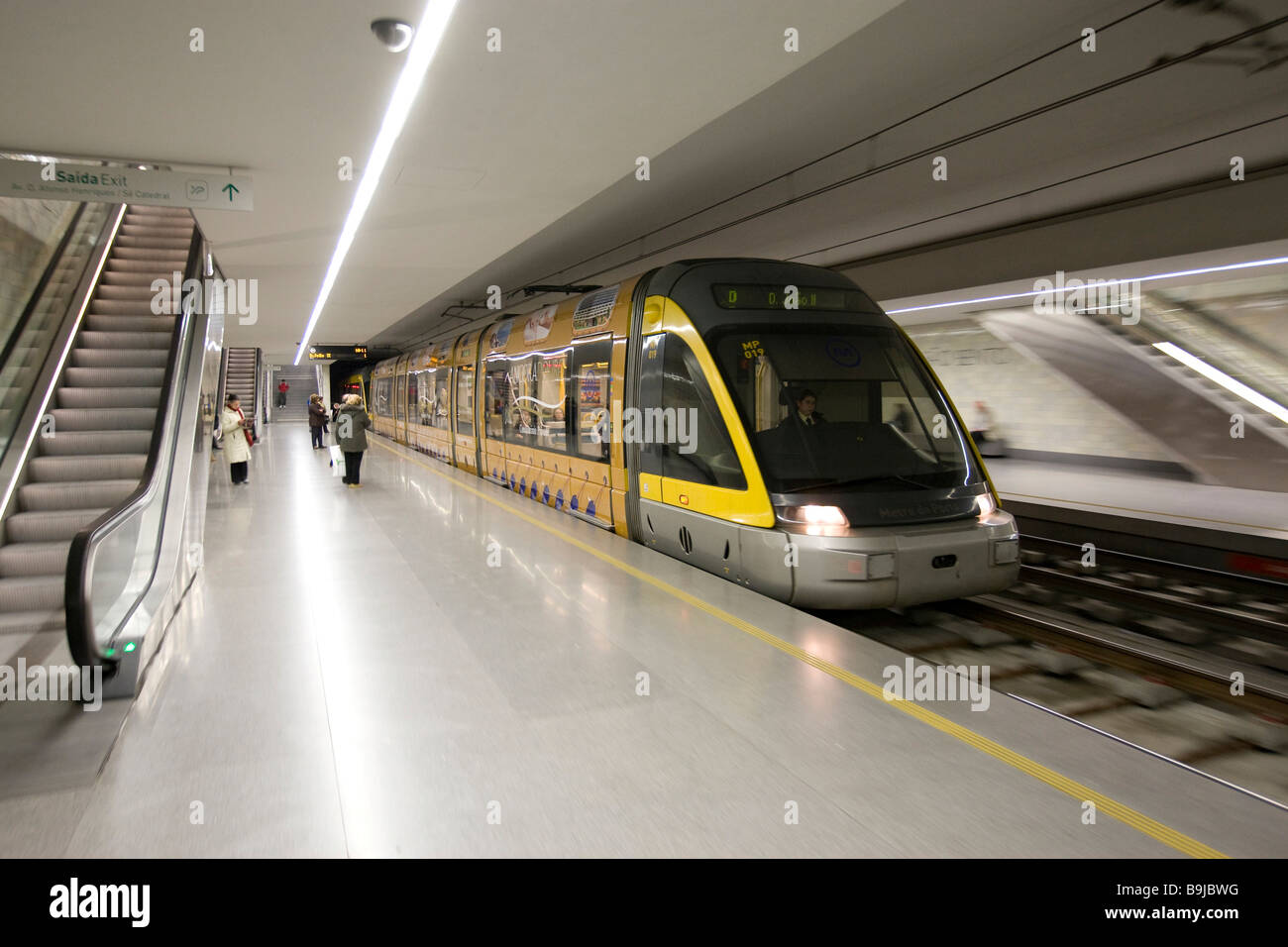 Metro treno in avvicinamento una stazione, Porto, Portogallo, Europa Foto Stock