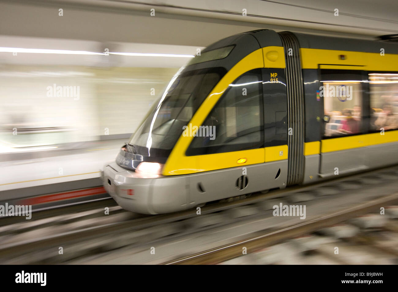 Metro treno in avvicinamento una stazione, Porto, Portogallo, Europa Foto Stock