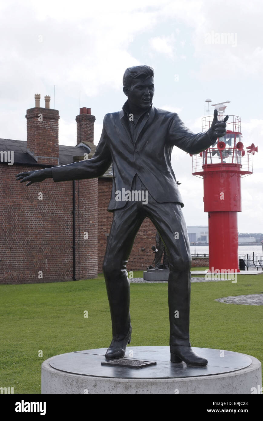 Gran Bretagna Inghilterra Liverpool Waterfront statua Billy Fury serie vista città d'arte del parco statua cantanti gonna-cantanti Rock'n Foto Stock