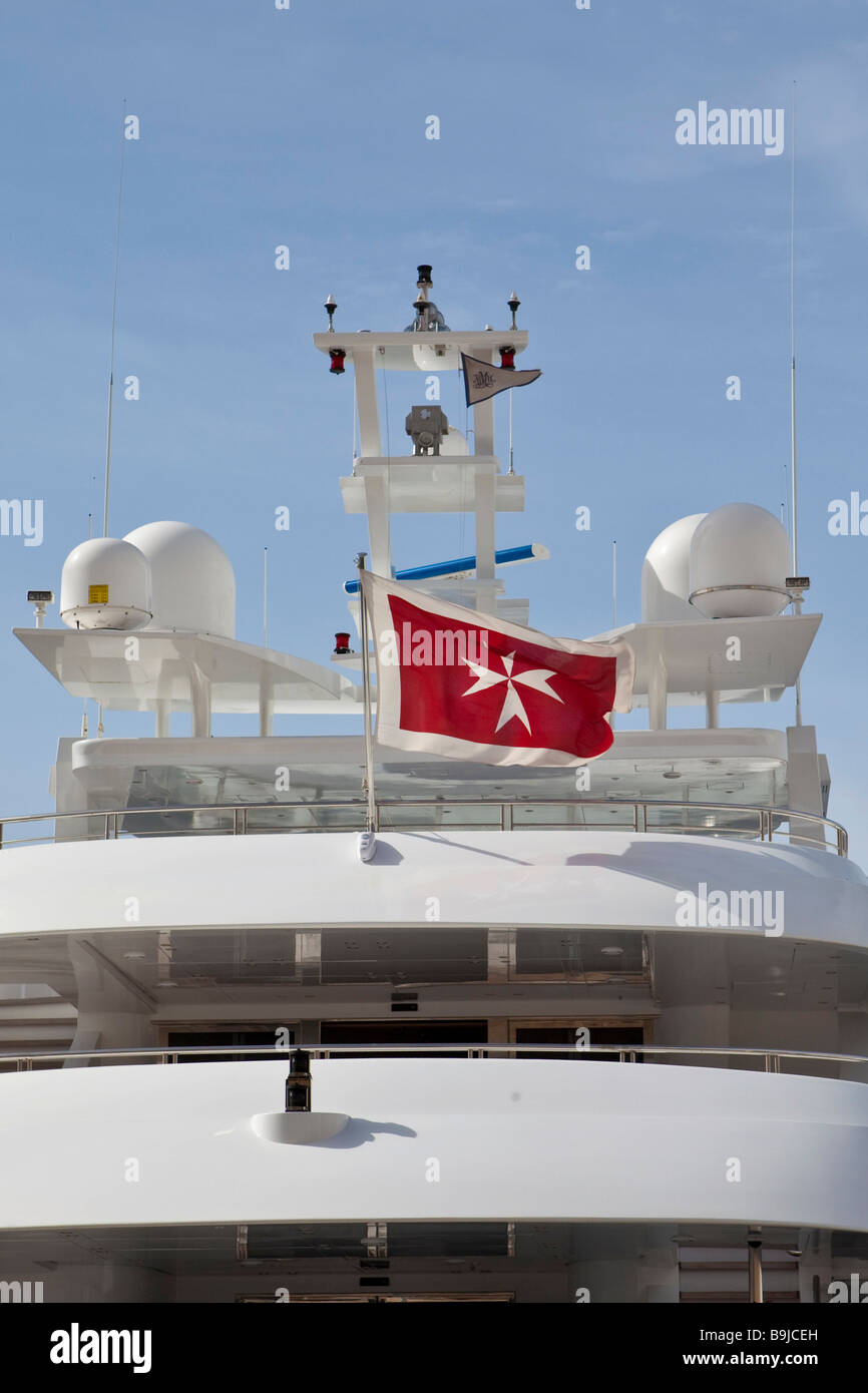 Bandiera Maltese su uno yacht, Malta, Europa Foto stock - Alamy