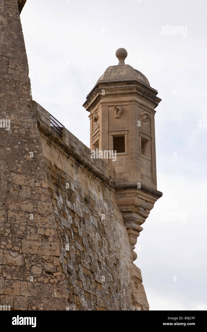 Esagonale a torre di guardia in Senglea presso il rifugio sicuro giardino, Malta, Europa Foto Stock