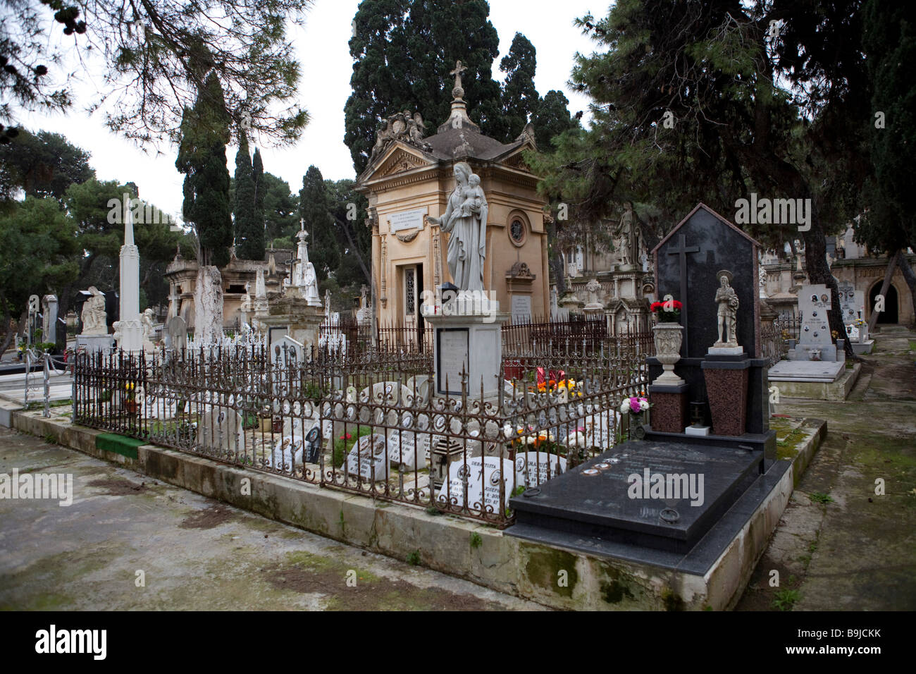 Tipico cimitero con lapidi decorato a La Valletta, Malta, Europa Foto Stock