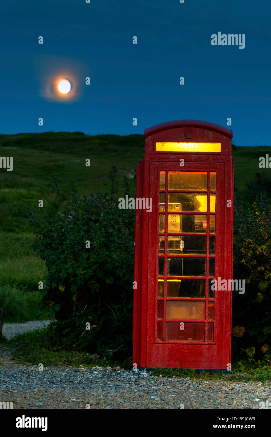 Inglese casella Telefono e luna piena nel Sud Inghilterra, Gran Bretagna, Europa Foto Stock