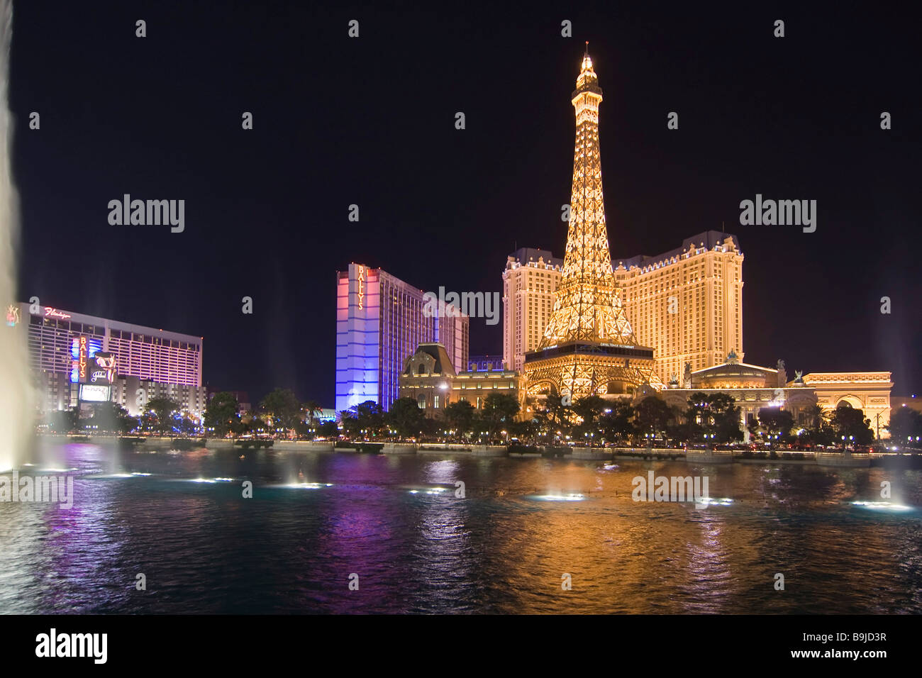 Hotel Paris e il lago di fronte a Bellagio da notte, Las Vegas, Nevada, Stati Uniti d'America, America del Nord Foto Stock